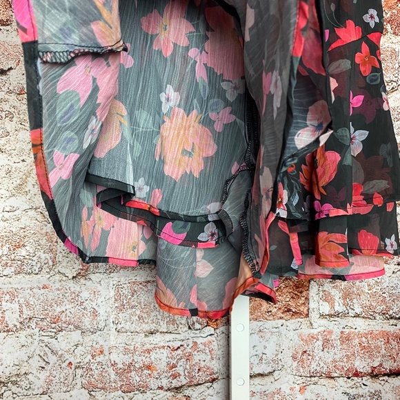 Womenʻs Black Floral Flirty Skort Size Small - Picture 2 of 6